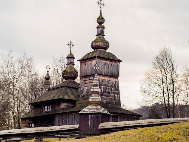 Фото Старая церковь мирола на фоне неба