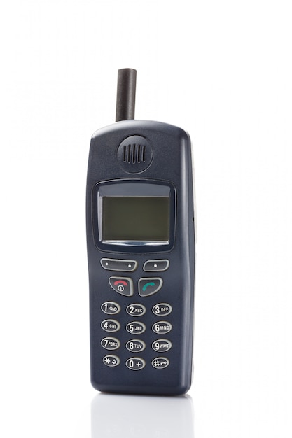 Vecchio telefono cellulare isolato su bianco