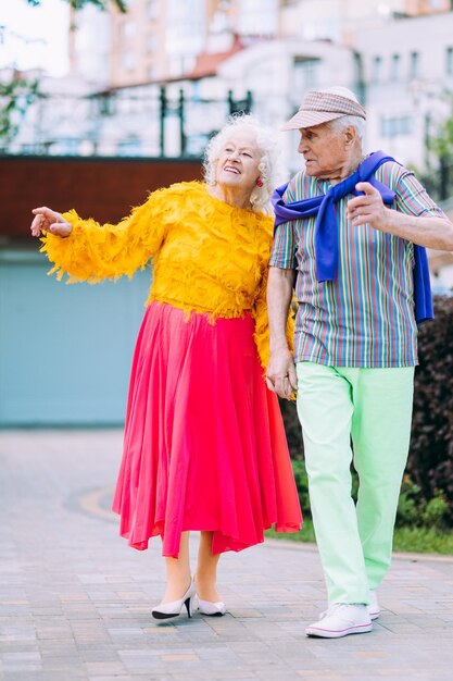 Foto vecchie coppie moderne che vestono vestiti colorati alla moda