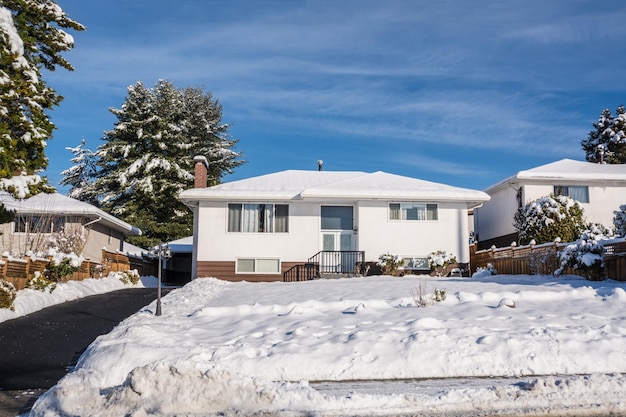 Photo old modest residential house in snow on sunny winter day