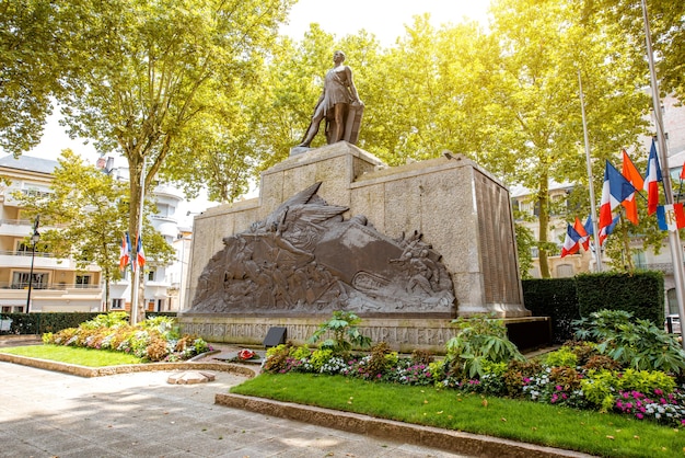 Foto vecchio monumento in onore delle persone morte nella prima e nella seconda guerra mondiale nella città di vichy, francia