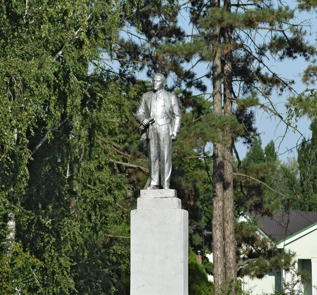 Foto vecchio monumento a lenin un busto di cemento di lenin vicino al centro ricreativo nell'insediamento rurale