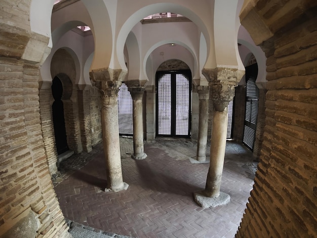 バブ アル マルドゥムの古いモスクまたはクリスト デ ラ ルスのエルミタージュ。トレドの歴史的な街。スペイン。ヨーロッパ最古のムデハル・イスラム建築。 12世紀。ユネスコの世界遺産