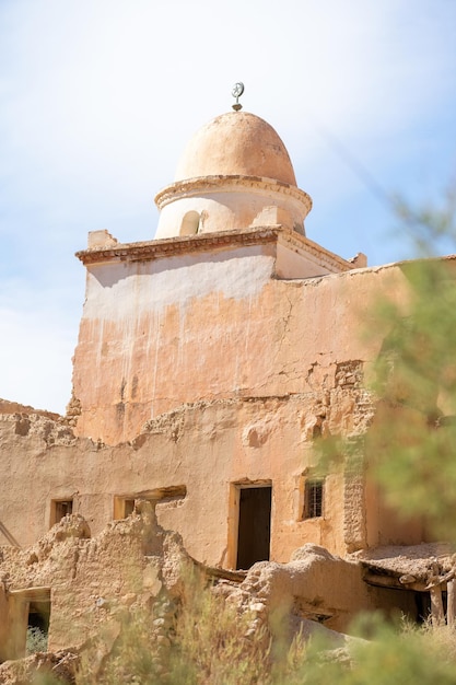 Foto vecchia moschea nel canyon di ghoufi nella regione di aures in algeria