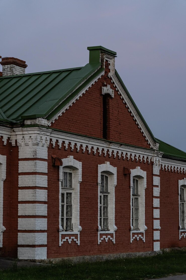 फोटो the old museum slavic building in the city of baranovichi evening old building
