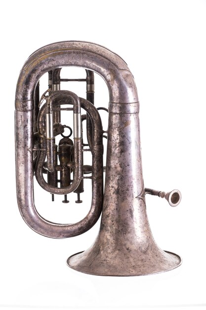 写真 白い背景に分離された古い楽器管楽器