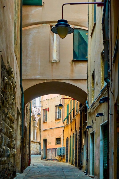 Старая узкая улочка возле Старого порта в Генуе, Италия