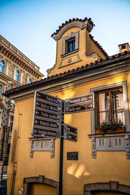 Foto vecchia stradina di praga all'alba