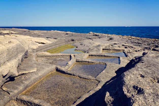 Старый естественный метод добычи соли на Мальте.