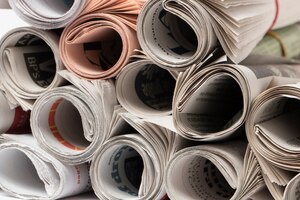 Disposizione della pila di vecchi giornali