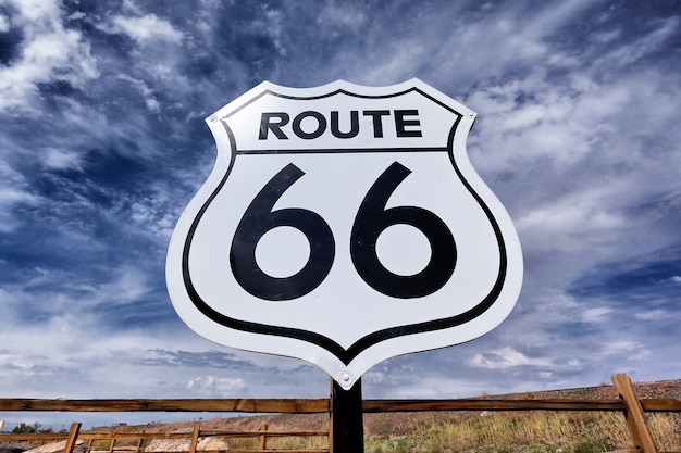 Un vecchio e nostalgico cartello e cielo della route 66