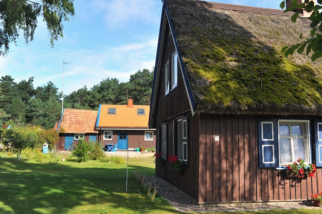 Vecchia vecchia casa di legno, rossa, nel paese europeo della lituania, nella città termale di nida, sulla penisola dei curi.