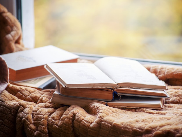 Foto vecchio libro aperto sul davanzale della finestra