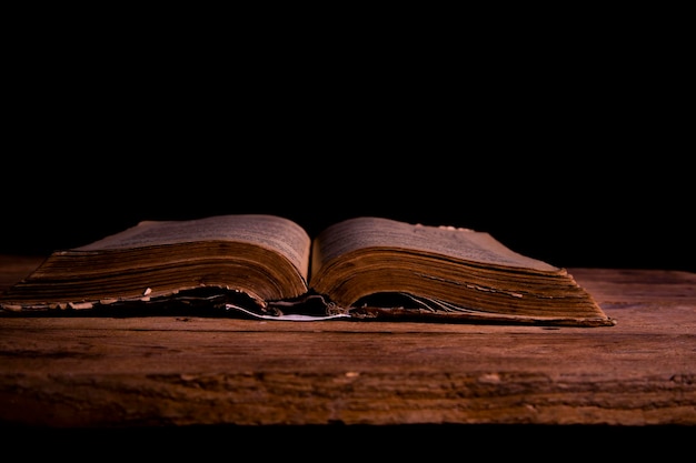 木製の背景に古い開かれた本