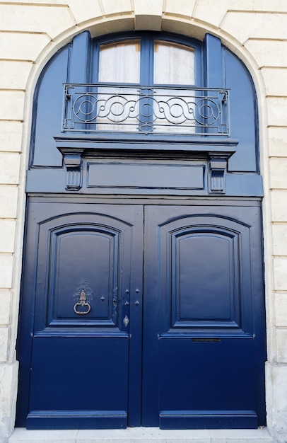 Photo old ornate door in paris typical old apartment buildiing