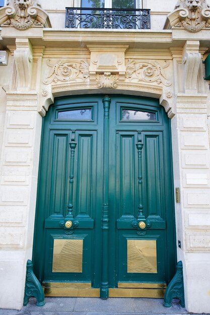 Photo old ornate door in paris typical old apartment buildiing