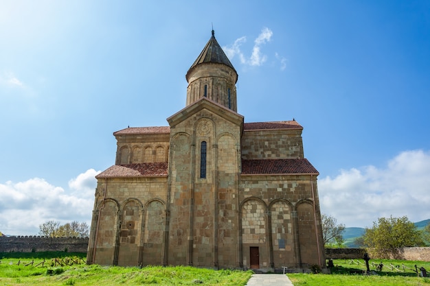 Старая православная церковь в селе Самтависи