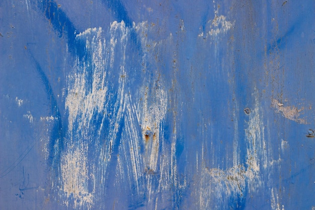 古い塗装された青いひびの入った金属表面
