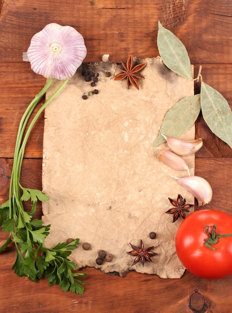 Photo old paper for recipes and spices on wooden table