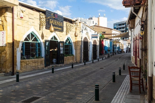 Foto vecchia parte della strada della città di larnaca con edifici d'epoca restaurati larnaca cipro