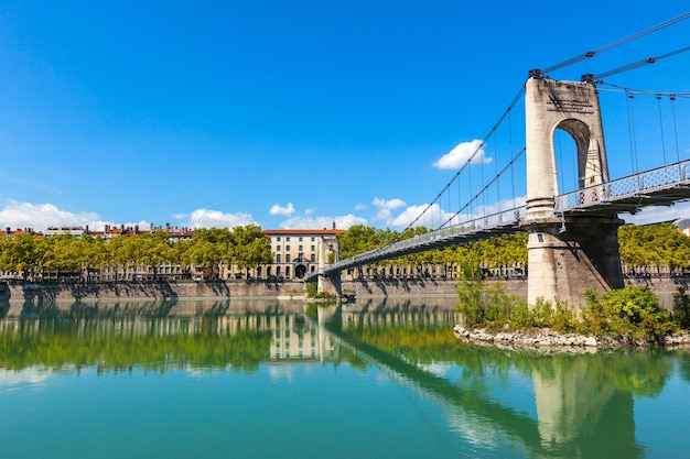 Старый мост Passerelle du College через реку Рону в Лионе, Франция