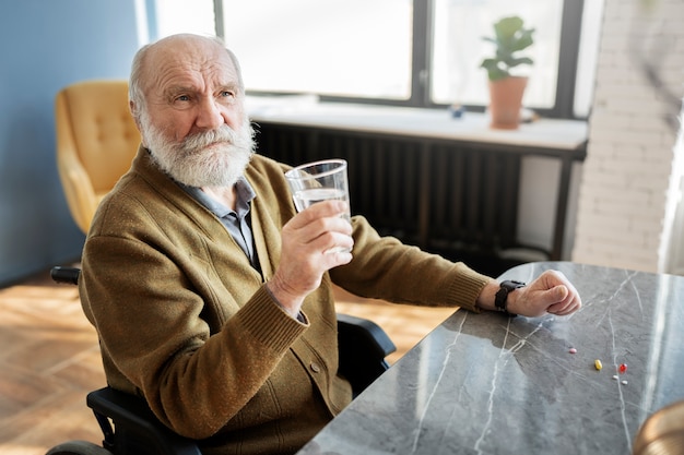 Photo old patient suffering from parkinson