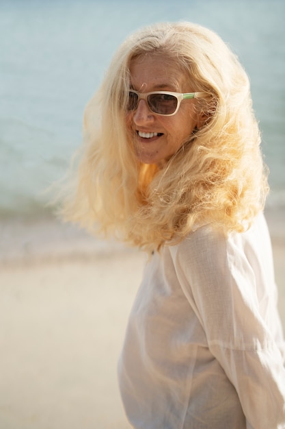 Photo old people having fun at the beach