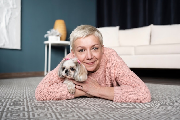 Photo old person with their pet dog