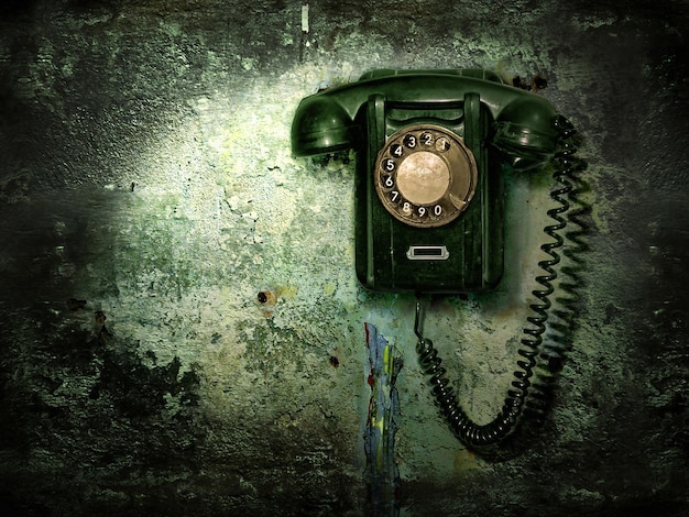 파괴된 벽에 있는 오래된 전화기