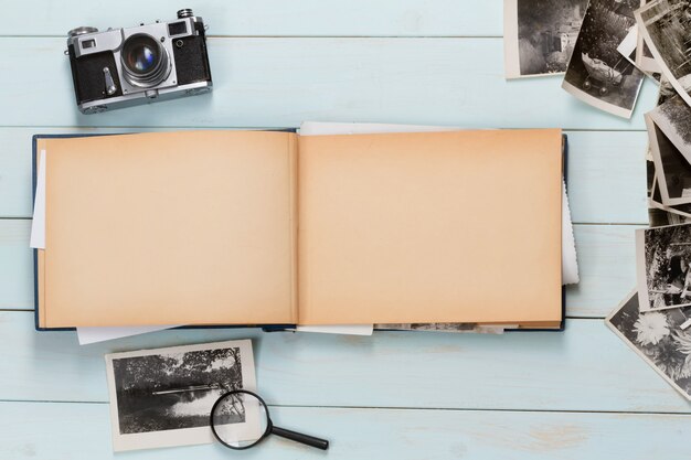 Vecchia Macchina Fotografica Dell Annata Sui Vecchi Libri Su Priorita Bassa Di Legno Vecchio Concetto Di Festa Dell Annata Foto Gratis
