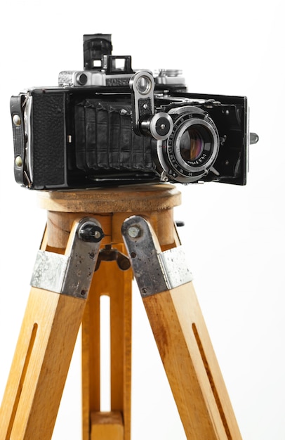 Старый фотоаппарат на белом фоне