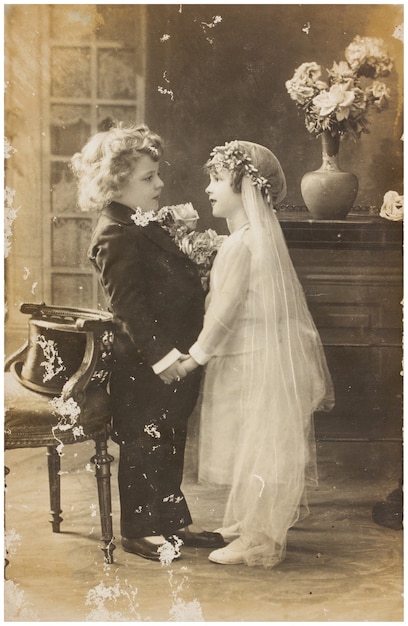 Vecchia foto di bambini carini in abito da sposa. immagine illustrativa, soggetto di interesse umano