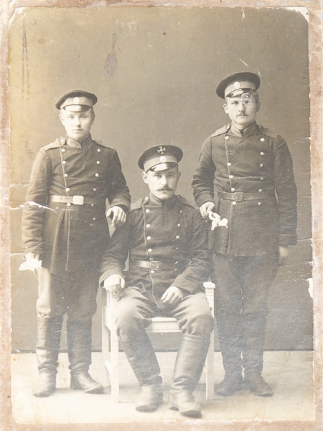 写真 3人の兵士の古い写真
