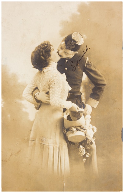 Фото Старая фотография поцелуя женщины и мужчины в военной форме. иллюстративное изображение, представляющее интерес для людей