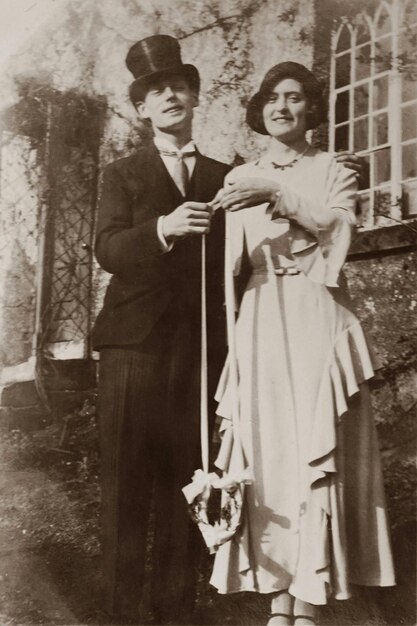 Фото Старая фотография мужчины и женщины в день свадьбы