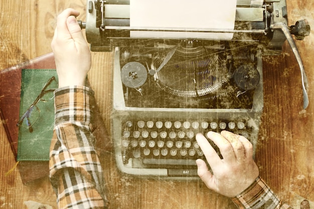 Photo old photo typewriter retro hand wooden table