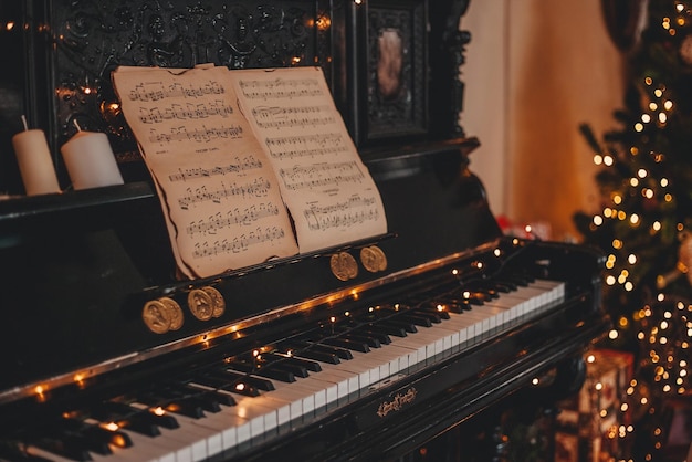 Foto vecchio pianoforte e note