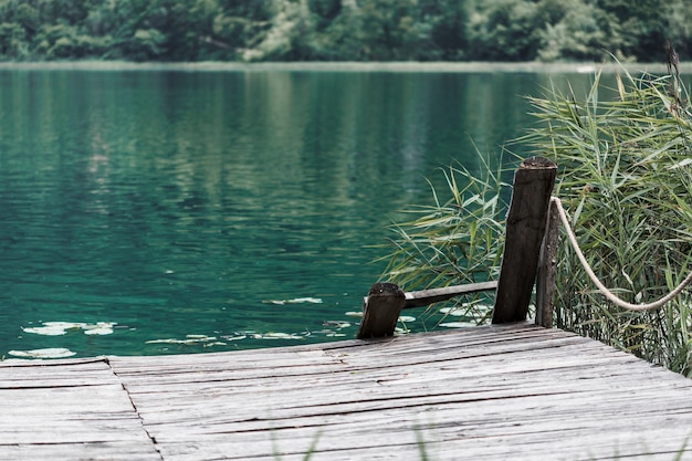 Foto un vecchio molo di fronte al bellissimo lago