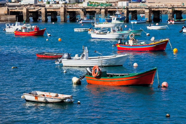 Старый пирс с лодками в Сагреш, Португалия. Солнечный день