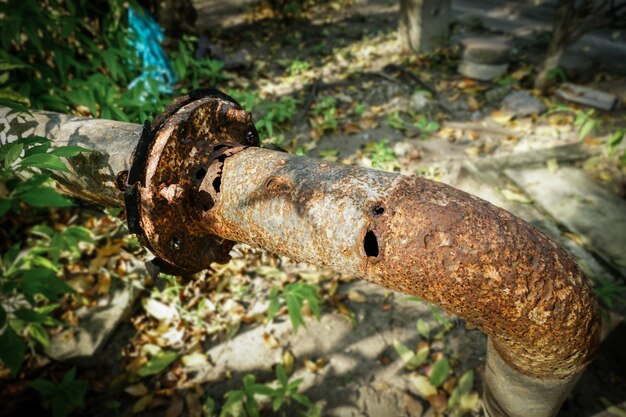 Vecchi tubi dopo molti anni di funzionamento tubo di metallo corroso distrutto tubo d'acciaio arrugginito con fori