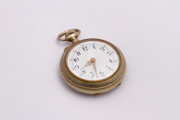 흰색 배경에 오래 된 회중 시계