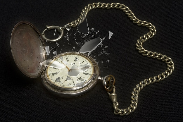 검은 배경으로 오래 된 회중 시계