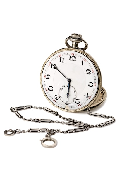 Vecchio orologio da tasca con una catena isolata su sfondo bianco