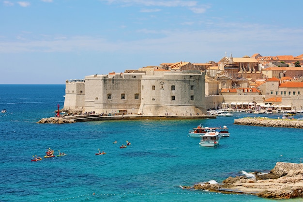 Porto vecchio di dubrovnik con fortificazioni medievali sul mare adriatico, croazia, europa