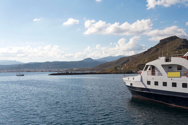 Foto il vecchio porto nel villaggio di pescatori sull'isola di creta grecia