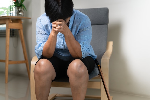 Vecchia donna che prega, le mani della vecchia donna unite