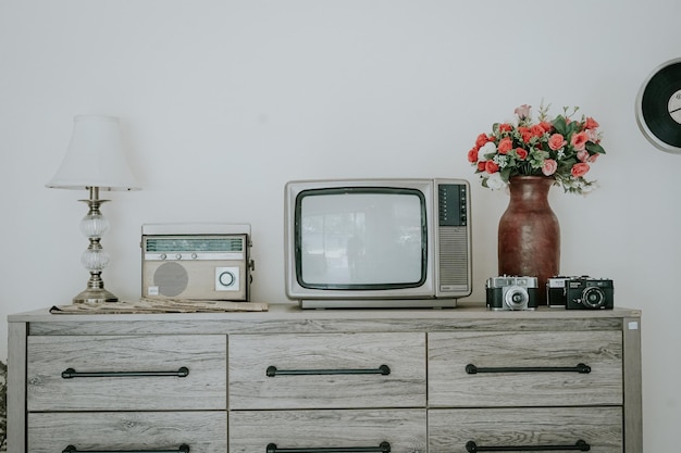 Foto una vecchia radio tv e una pianta in vaso sul tavolo