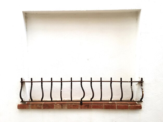 Photo old railing on white wall