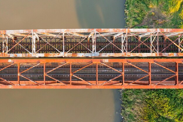 Foto vecchio ponte ferroviario sul fiume odra, poland