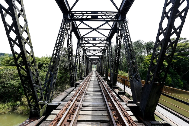 Foto vecchio ponte ferroviario, con traliccio in ferro, nella campagna dello stato di san paolo, brasile